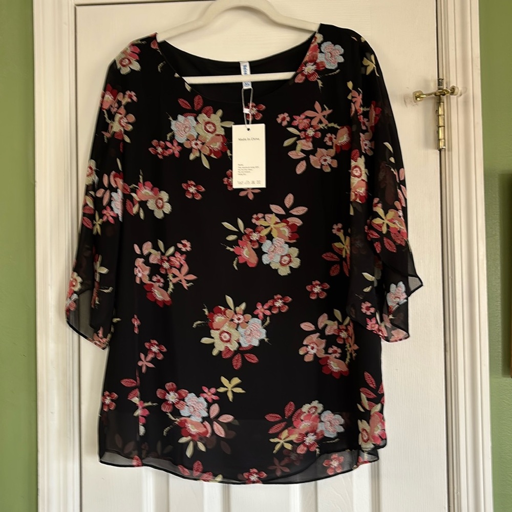 NEW Flowing Top With 3/4 Sleeves